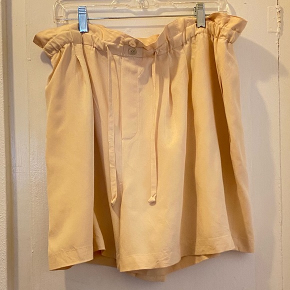 High waisted silk pleated shorts - Picture 2 of 11